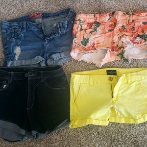 Lot of 4 pairs of women's shorts.